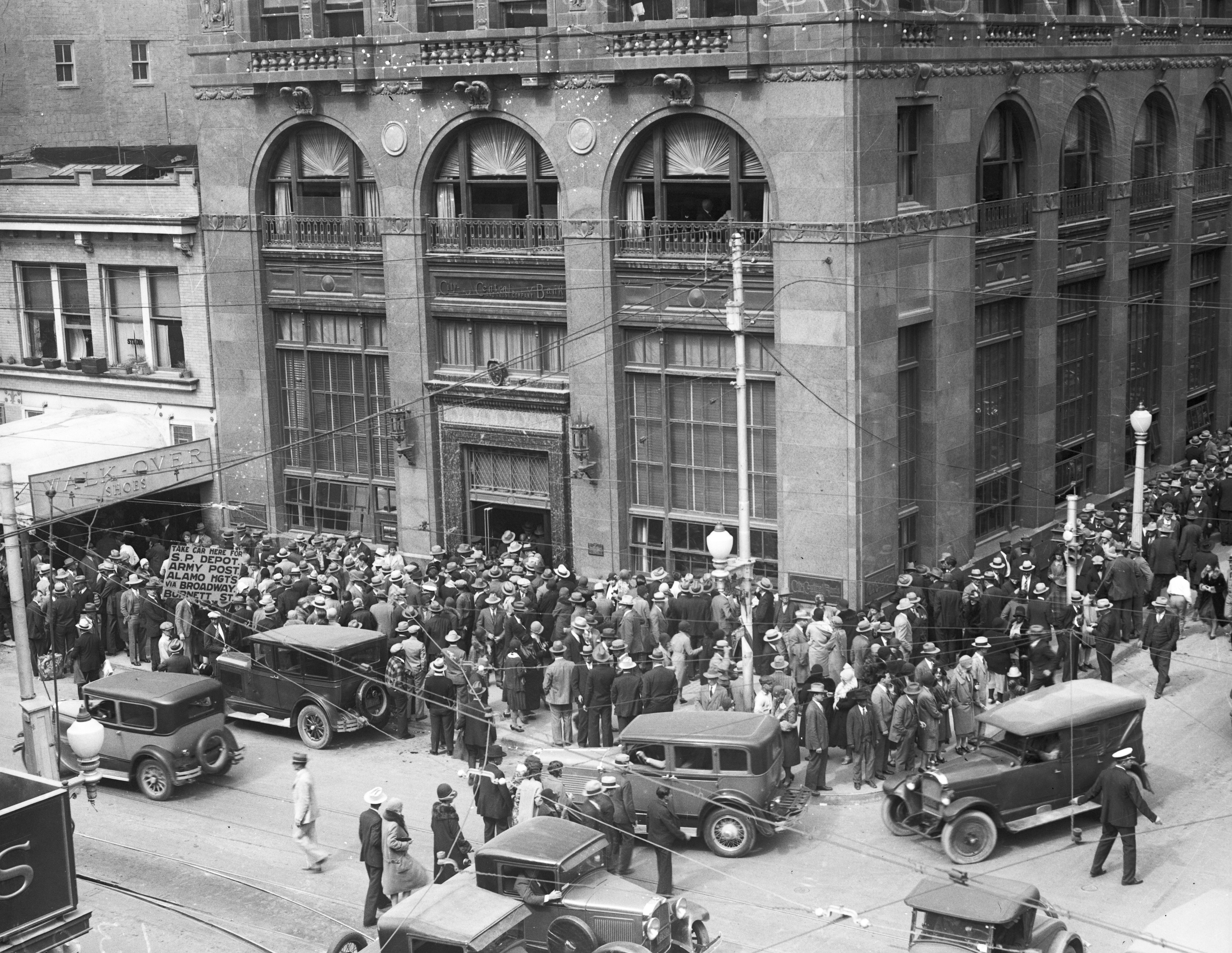 1929 год был назван годом. Великая депрессия Уолл стрит. Нью-Йоркская фондовая биржа 1929. США: Великая депрессия 1930-е гг.. Великая депрессия в США 1929-1933 банки.