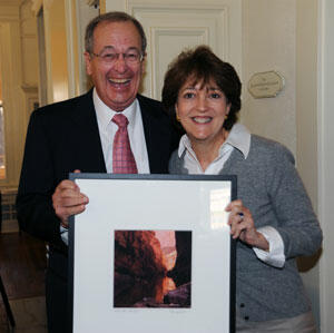 Glickman presents a Wright photograph to Janie Strauss McGarr, another outgoing board member.